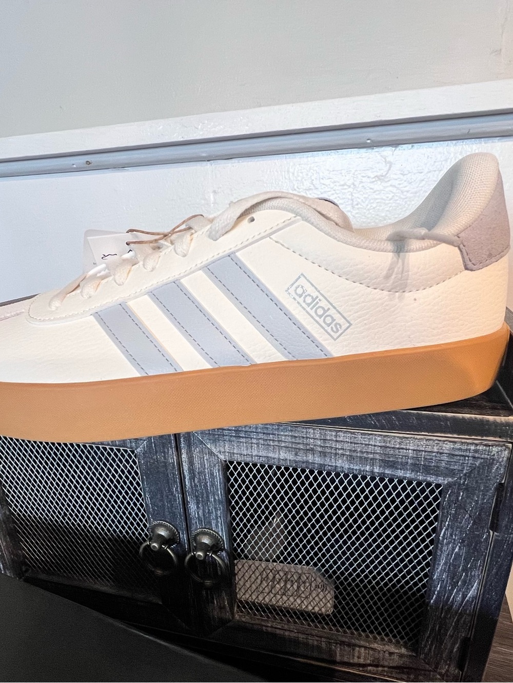 adidas NWT Men's VL Court 3.0 White/Light Blue Stripes. Gum Sole size 10.5